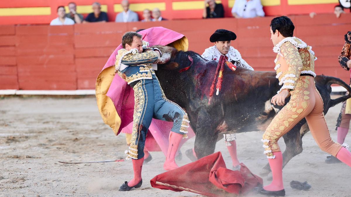 Durísima cogida a Román Collado en Requena en el primero de la tarde.