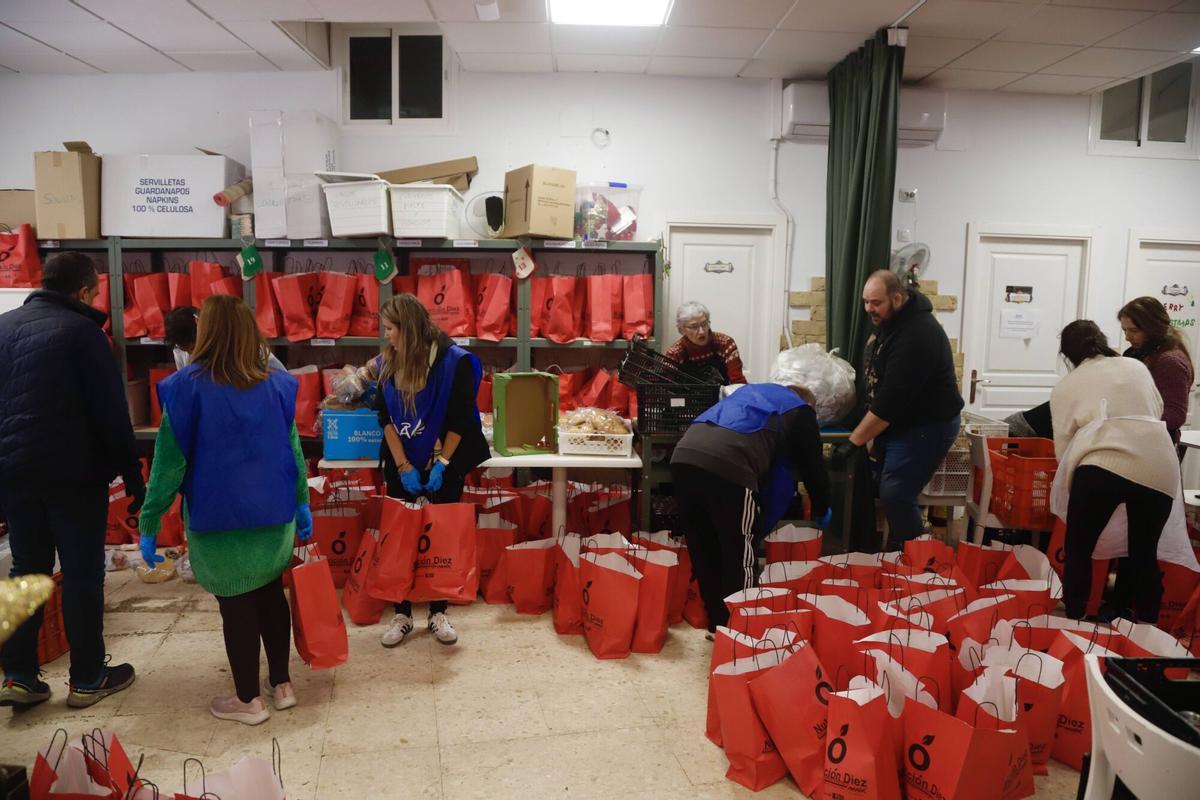 Los Ángeles de la Noche reparten 400 menús esta Navidad en Málaga Los Ángeles de la Noche reparten 400 menús esta Navidad en Málaga