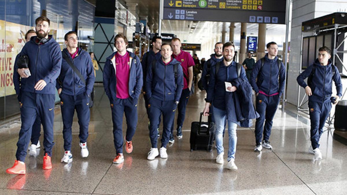 La plantilla azulgrana, en el aeropuerto de El Prat antes de partir hacia Londres