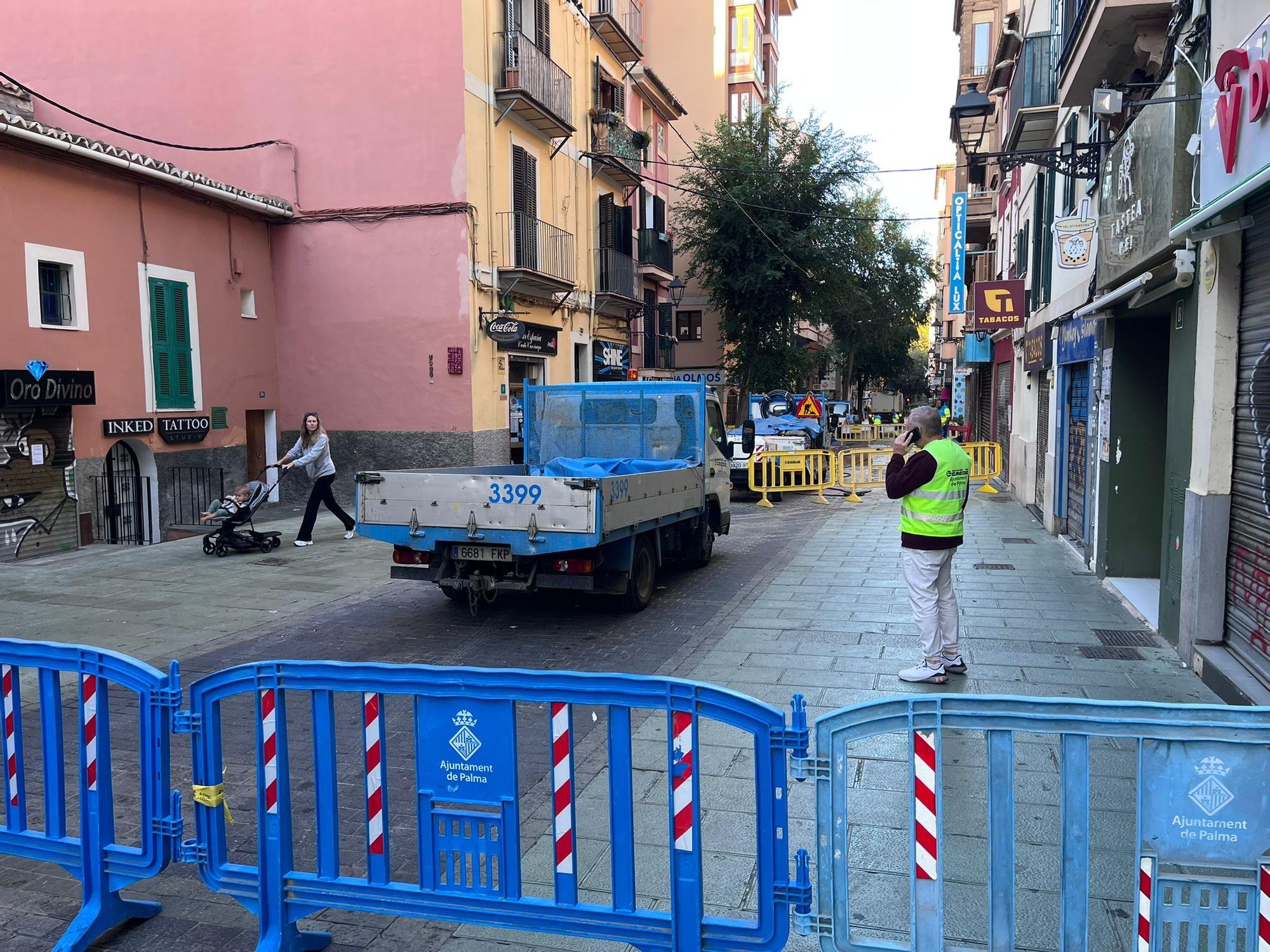 La rotura de una tubería inunda la calle Olmos