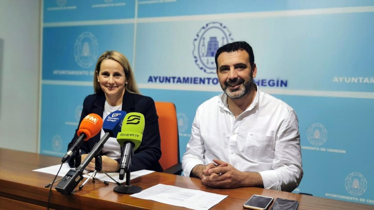 El regidor de Cehegín, Jerónimo Moya, junto a la edil de Turismo, Alicia del Amor, presentando las ayudas