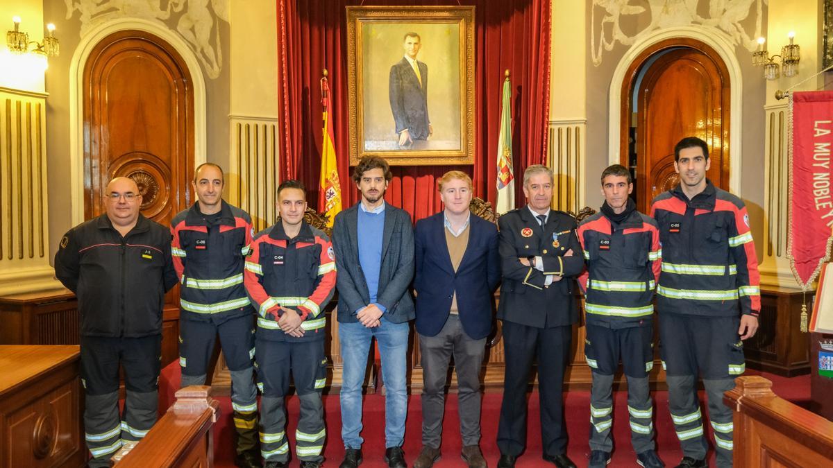 Los cuatro nuevos cabos del parque de bomberos junto al alcalde, el concejal y el jefe de servicio, este jueves en el Ayuntamiento de Badajoz.