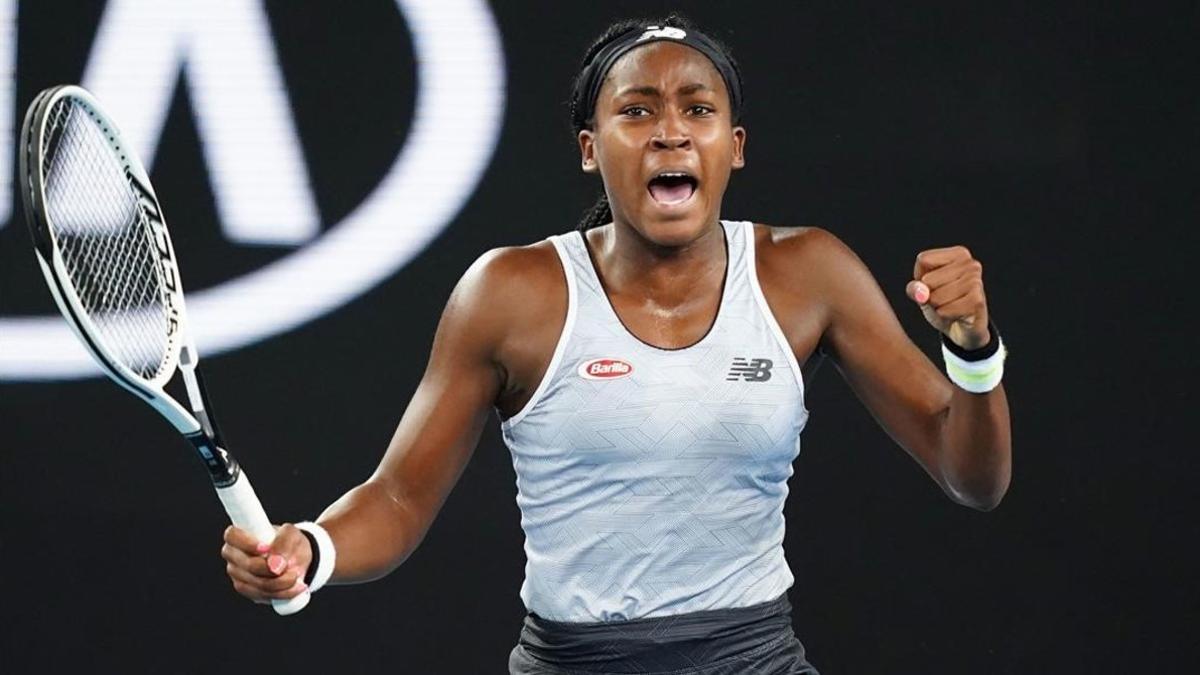 Coco Gauff celebra el último punto de su victoria sobre Venus Williams en la primera ronda del Abierto de Australia.