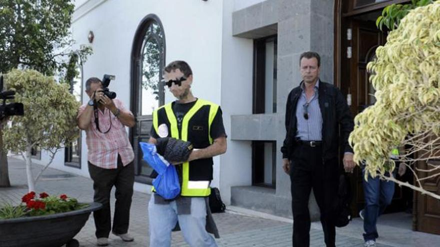 Carlos Sáenz, el pasado martes, saliendo del Ayuntamiento de Arrecife. i JAVIER FUENTES