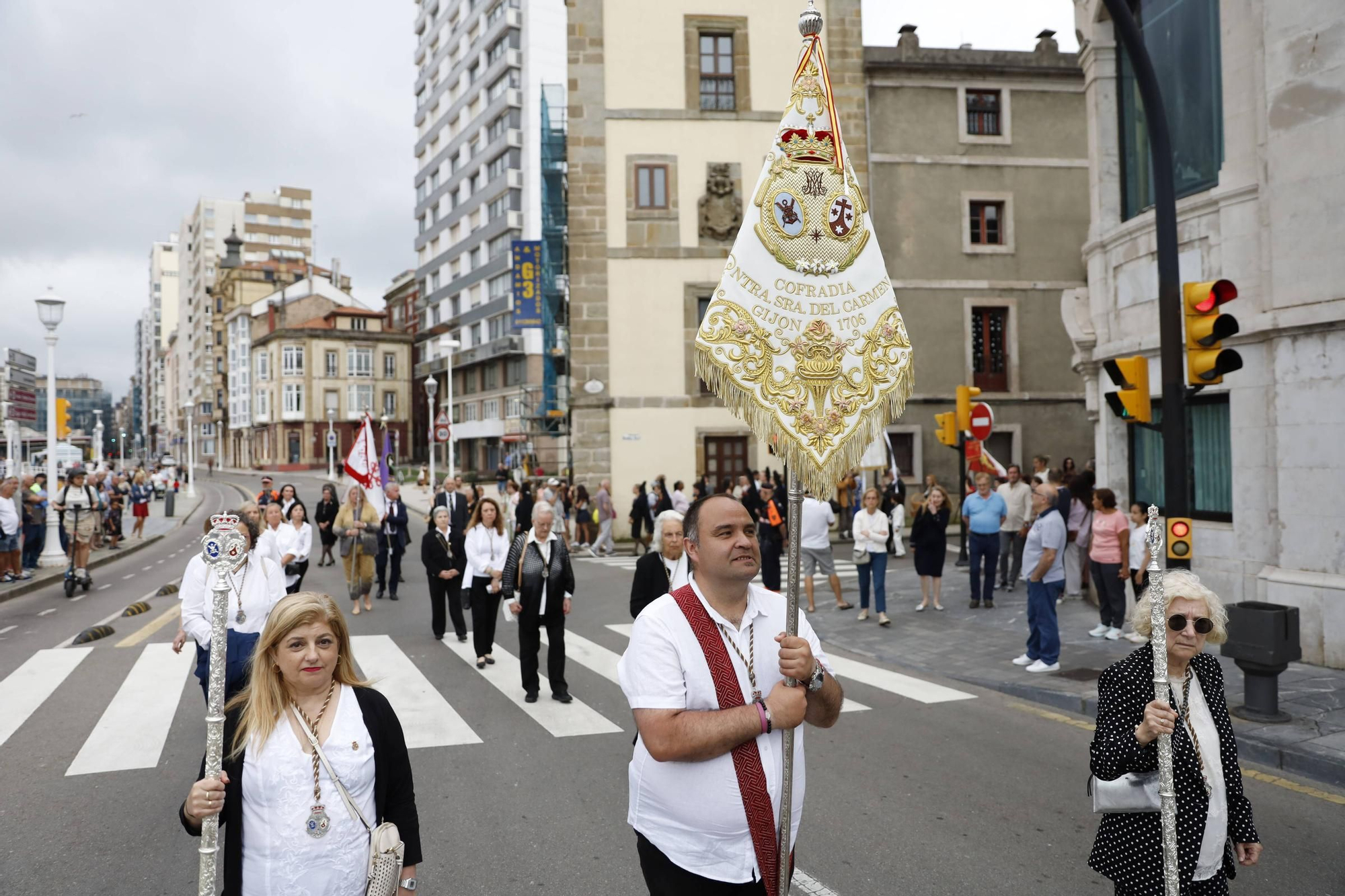 Pétalos, incienso, niños... así fue la procesión del Corpus Christi en Gijón (en imágenes)