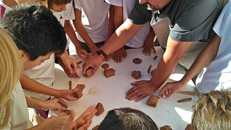 Alumnos del colegio Montessori de Salamanca, romanos por un día en Petavonium