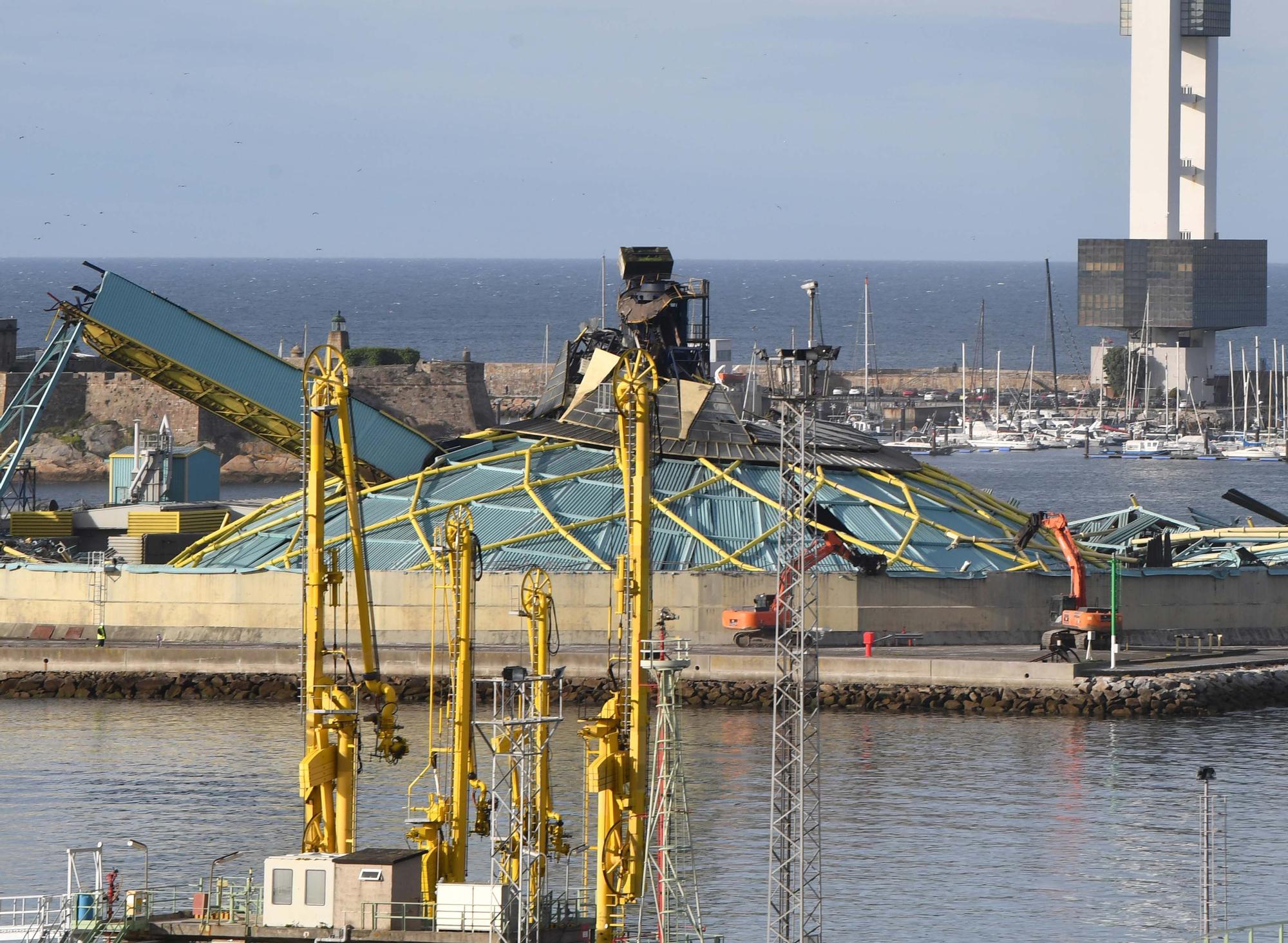 El desplome definitivo, y previsto, de la Medusa en el puerto de A Coruña