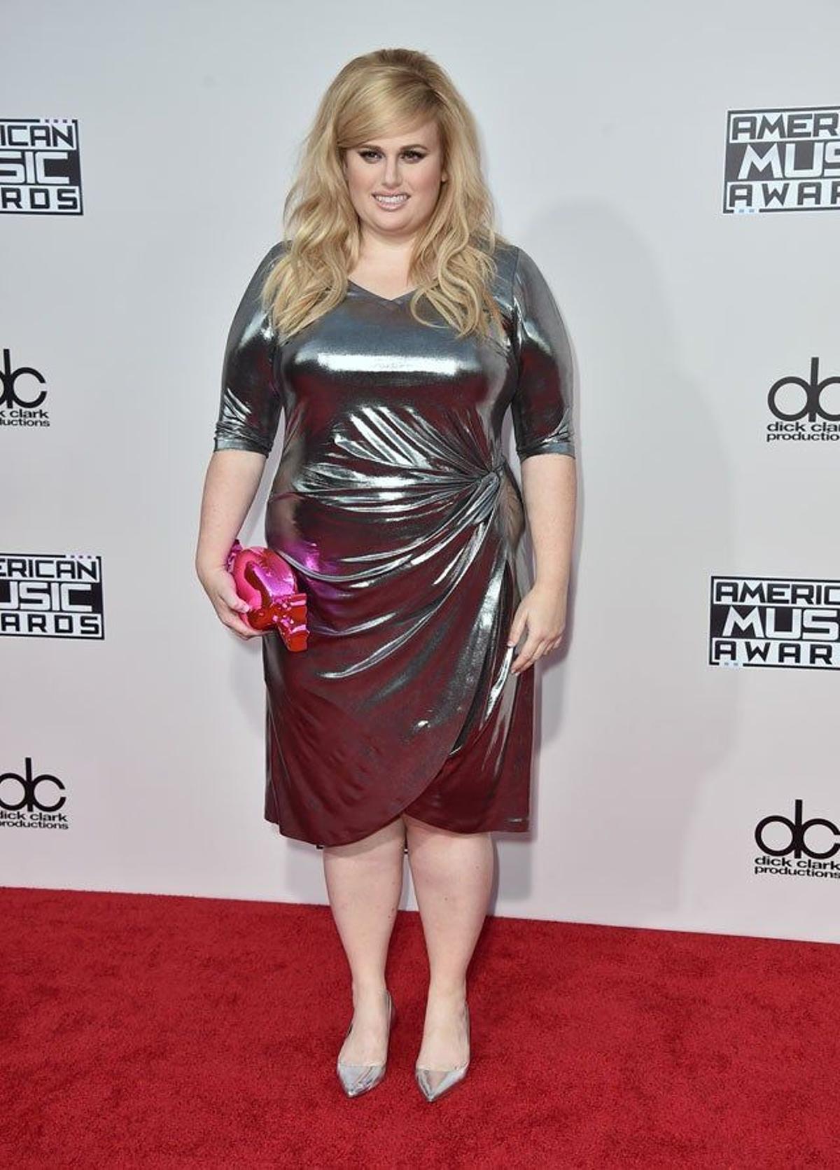 Rebel Wilson, de Eloquii, en la alfombra roja de la gala de los AMAs 2015.