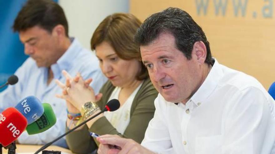 Isabel Bonig junto a José Císcar y Luis Barcala, ayer, en Alicante.