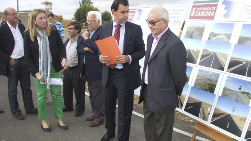 Fernando Martínez Maíllo, segundo por la derecha, junto a alcaldes de la zona durante la inauguración de la vía.