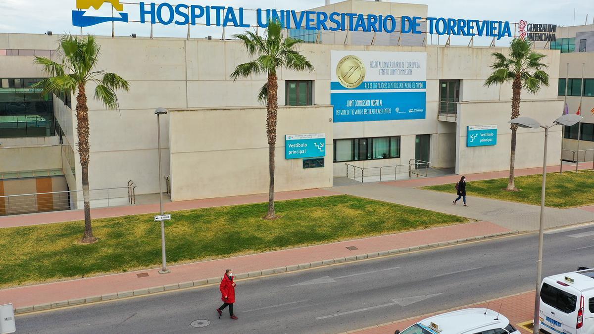 Imagen del acceso principal al Hospital Universitario de Torrevieja