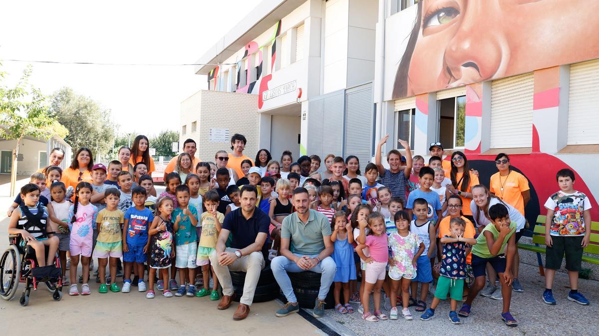 El alcalde Bielsa visita a los niños y niñas participantes en el campamento de verano