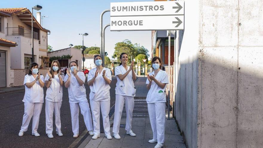 Sanitarios de Zamora aplauden la labor de sus compañeros en el Virgen de la Concha.