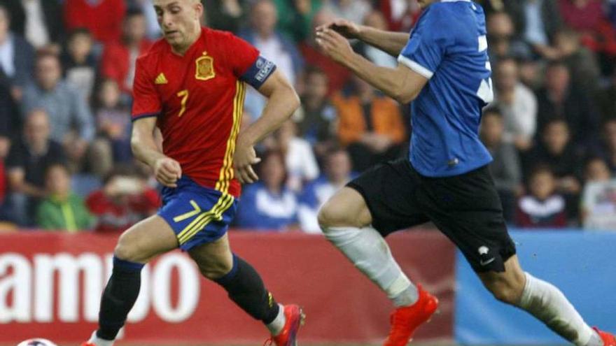 Deulofeu intenta superar a un rival ayer en Pasarón.