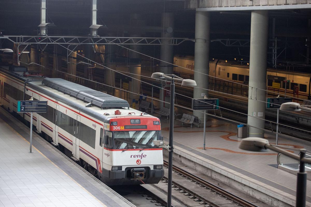Tren de Cercanías en la estación de Castelló.