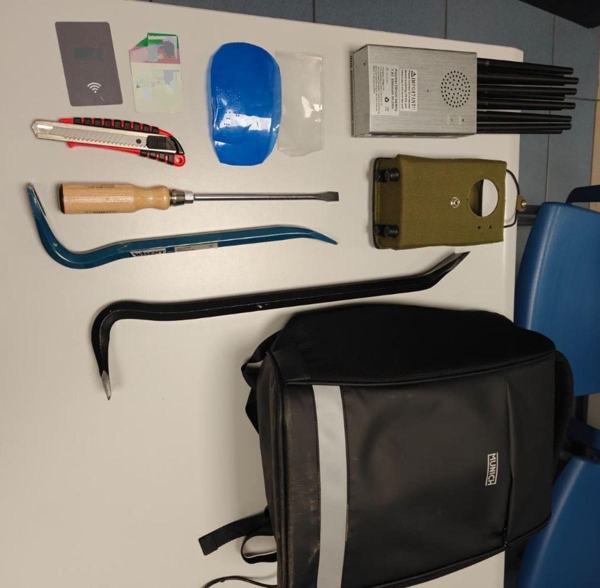 Kit de robatoris que duien els detinguts din del vehicle