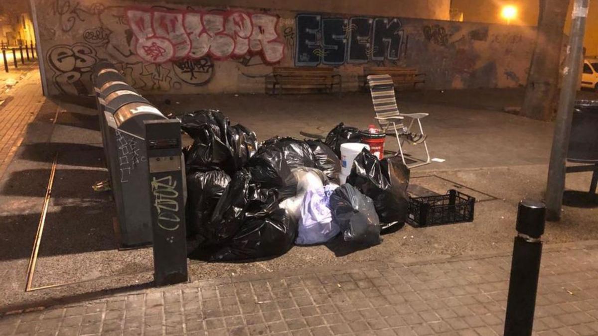 Abocament de deixalles fora d’hora  a la plaça d’Isabel II