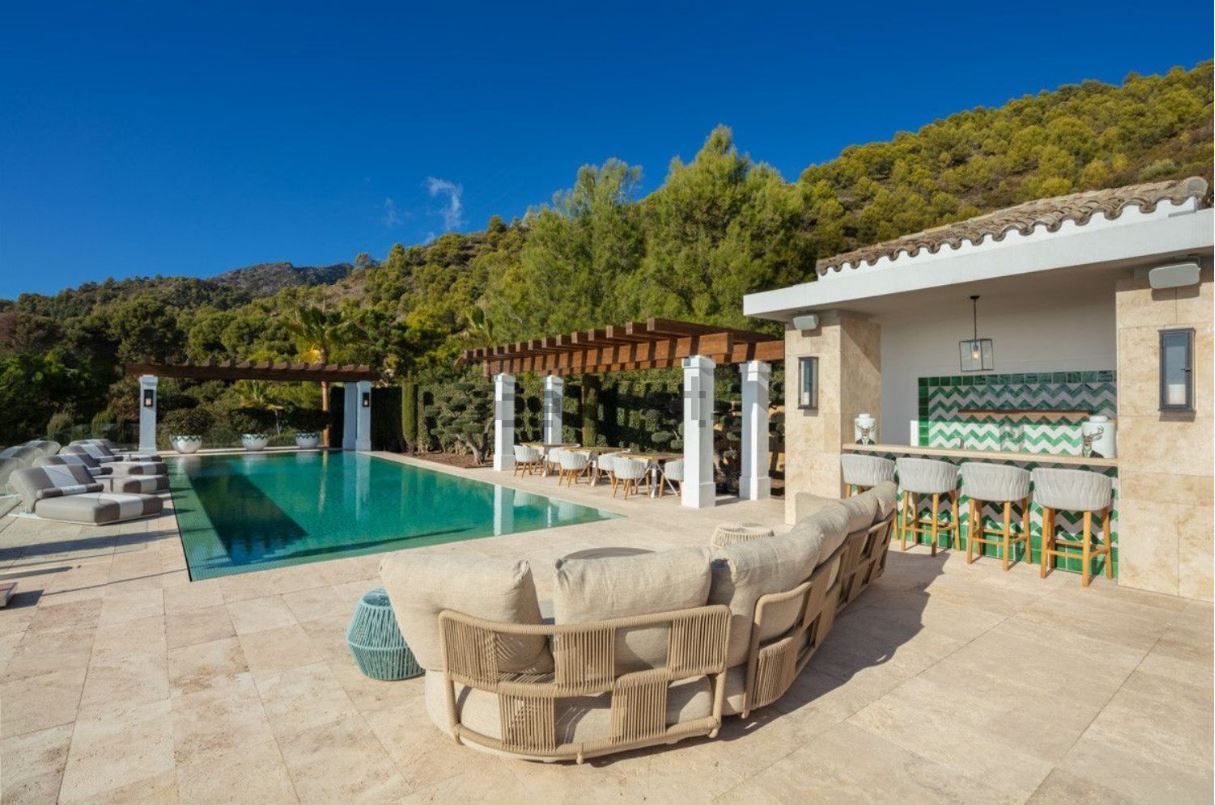 Vivienda valorada en 27,5 millones de euros y ubicada en una de la comunidades cerradas más prestigiosas de Marbella (Málaga): Cascada de Camoján, en las estribaciones de Sierra Blanca. Tiene 9 habitaciones y casi 2.500 m2.