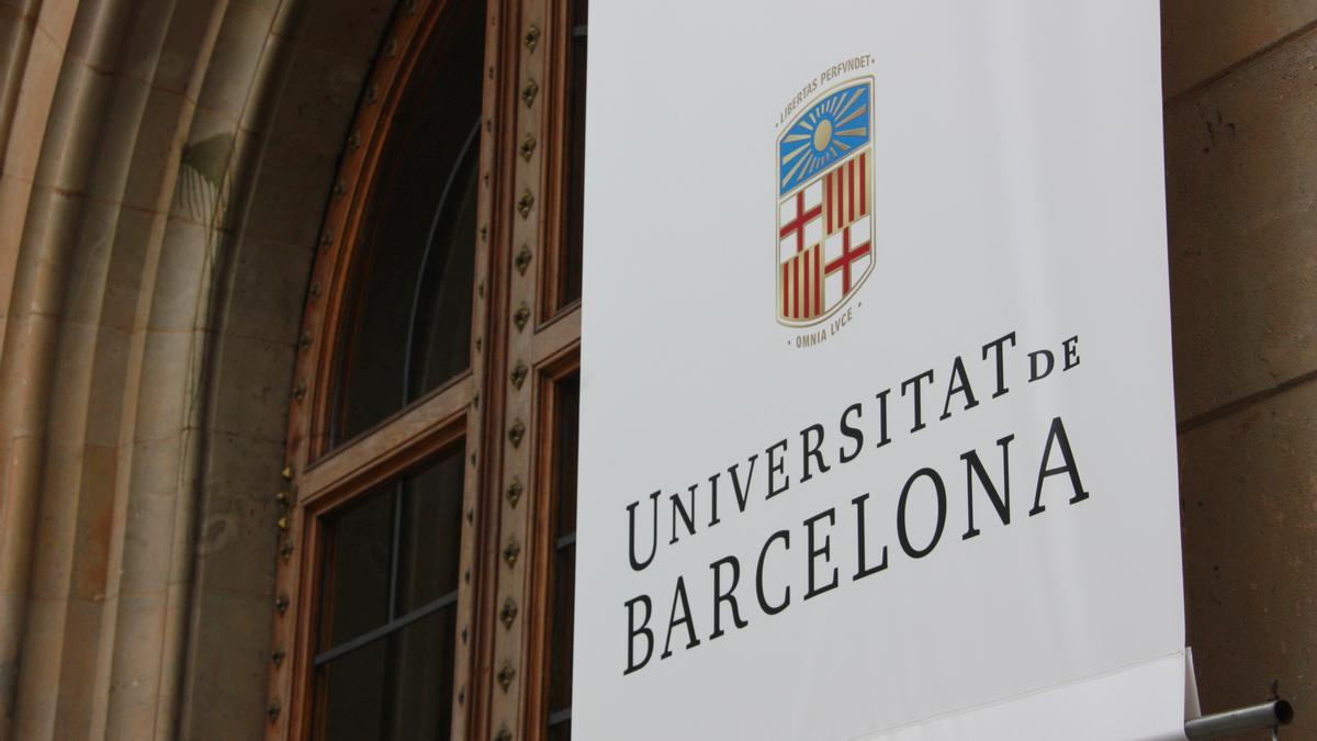 Una pancarta a la façana de la Universitat de Barcelona