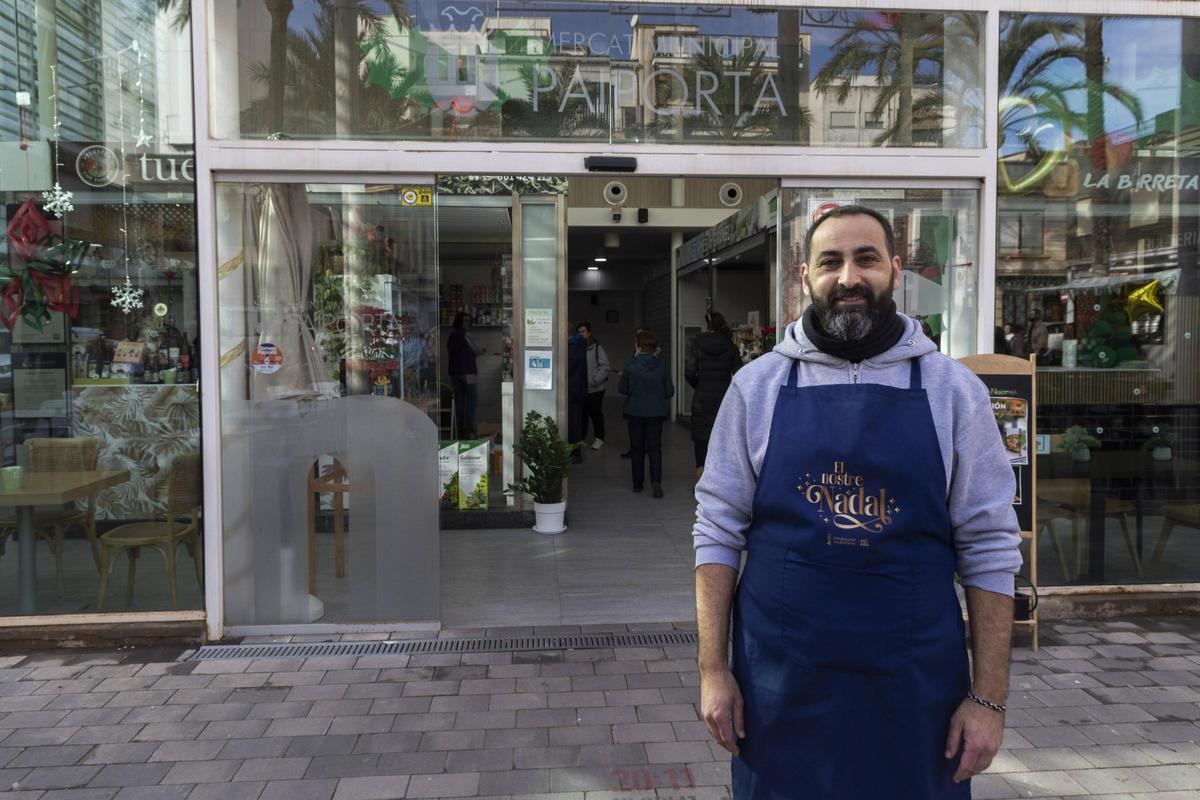 Julio a las puertas del mercado de Paiporta
