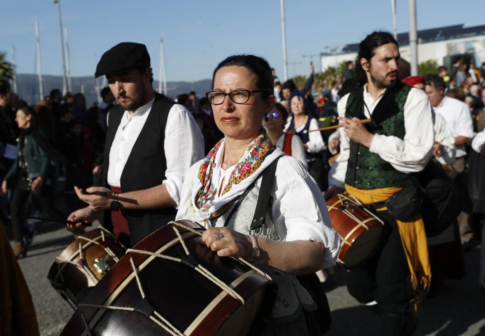 La representación de la Reconquista de Vigo vuelve a abarrotar las calles del Casco Vello de miles de vigueses