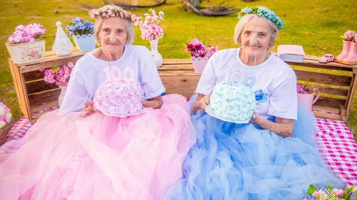 Sesión de fotos a gemelas que cumplen 100 años en Brasil