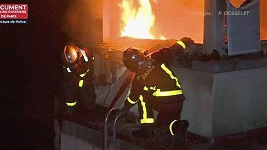 París Almenys tres morts en un gran incendi