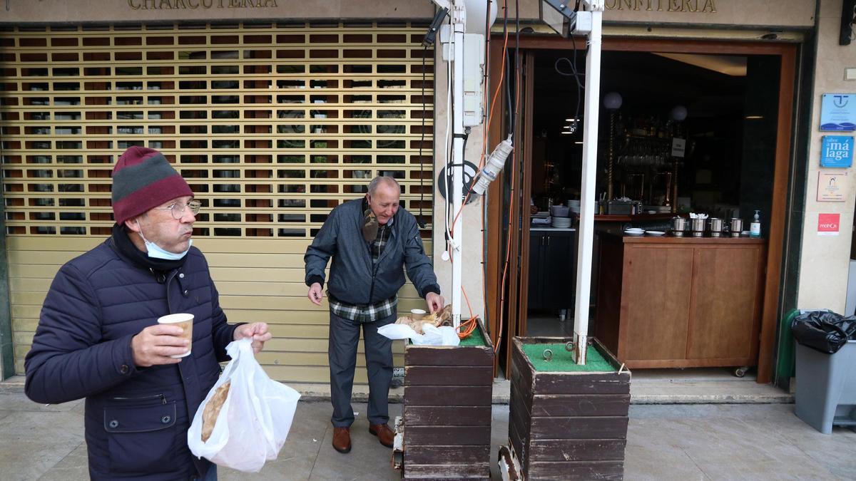Imágenes de comercios de Málaga cerrados en el primer día de cierre de la actividad no esencial