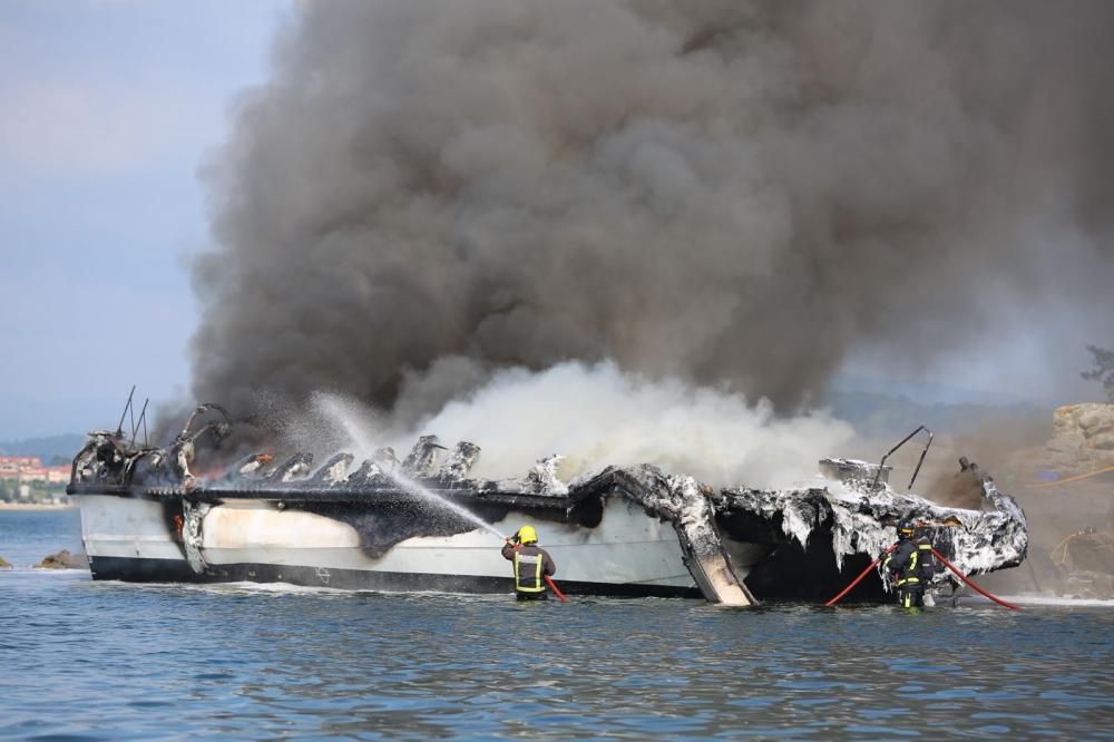 Arde un catamarán de pasajeros en A Toxa
