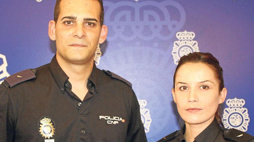 Los dos policías que salvaron la vida a la monja en Palma.