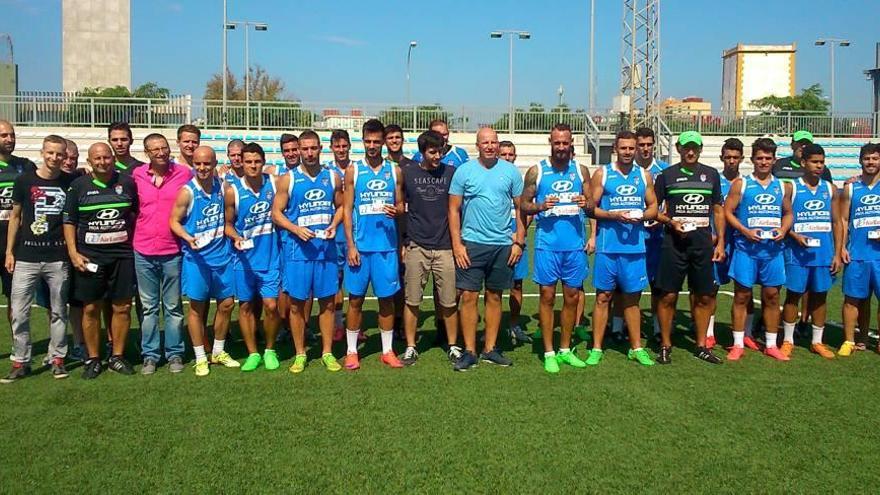 Los jugadores del Atlético Baleares posan con los carnets de socio.