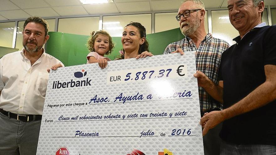 Valeria recibe 5.887 euros de unas 200 personas para su tratamiento