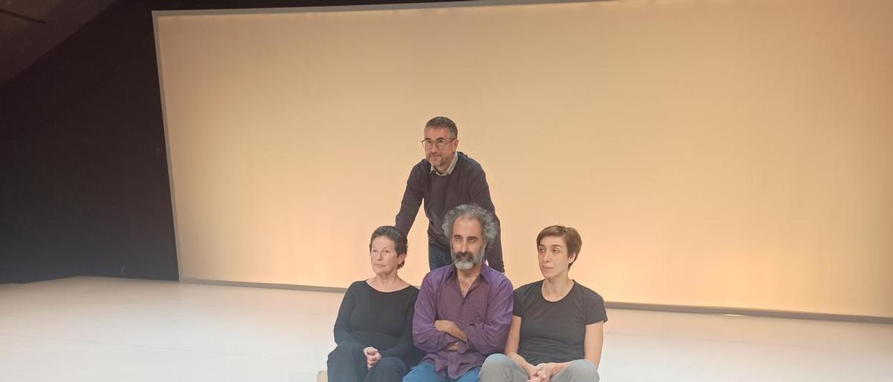 Los responsables de la obra, Catalina Carrasco, Maria Antònia Oliver y Catalina Carrasco, junto a Josep Ramon Cerdà