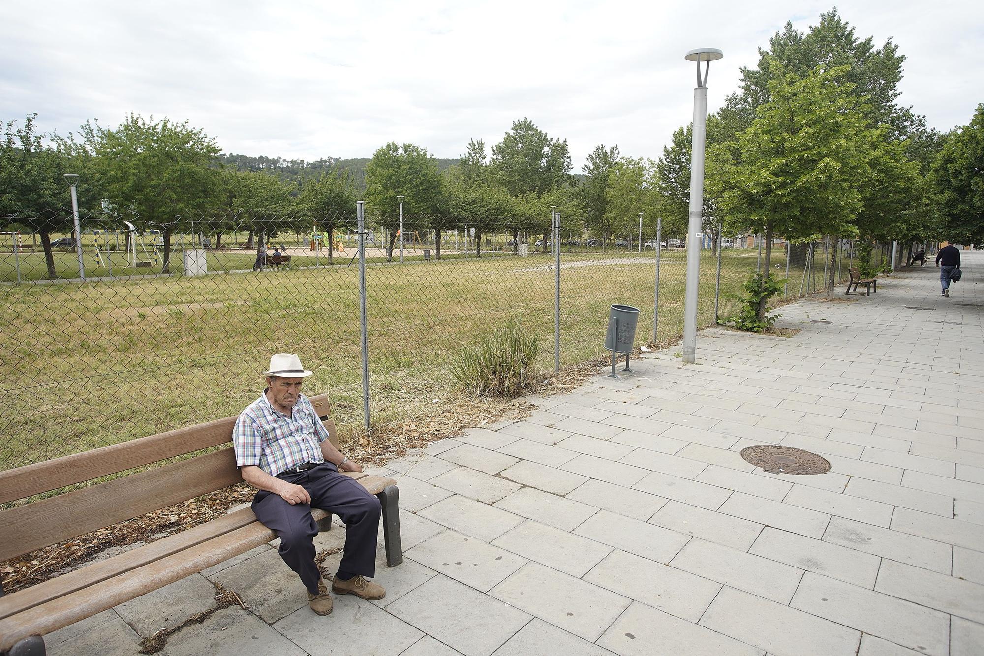 Sarrià de Ter tanca un solar perquè no hi entrin els gossos