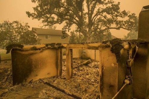 Un incendio arrasa el condado californiano de Lake
