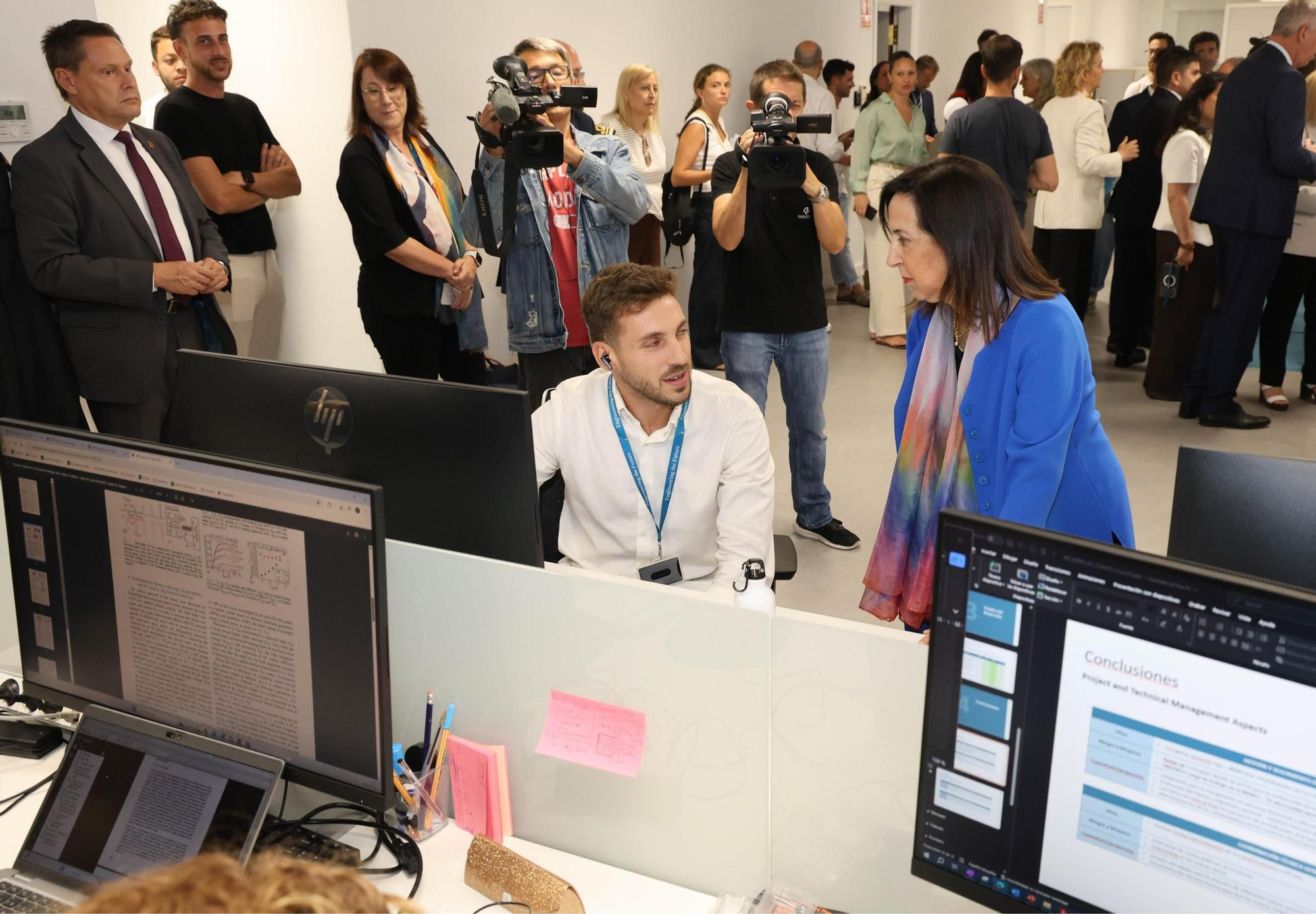 La ministra de Defensa, Margarita Robles, visita la sede de Indra en Vigo