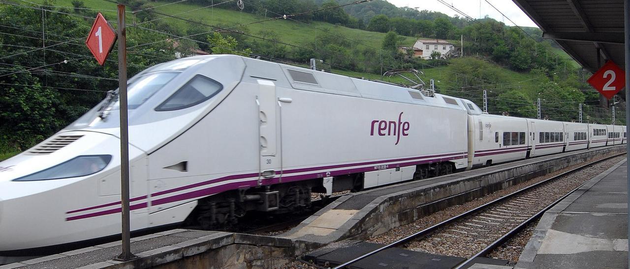 Un tren Alvia en la estación de tren de Pola de Lena.