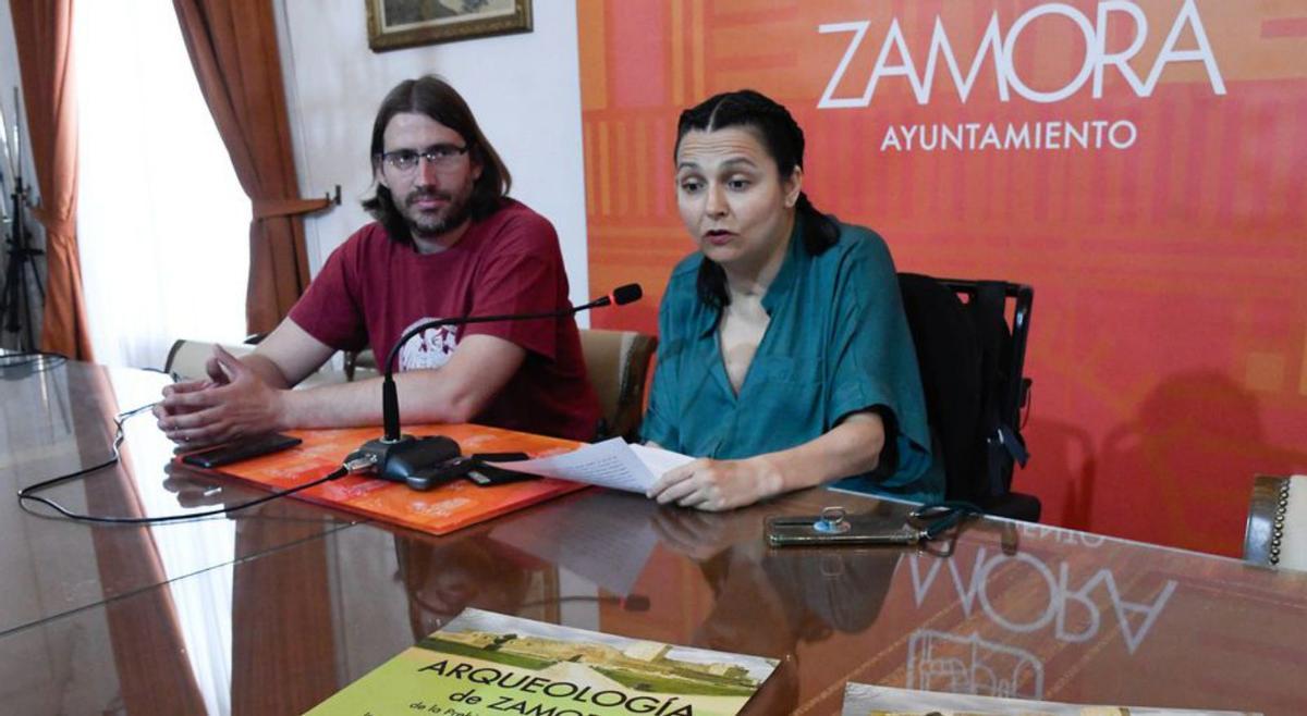 José Carlos Sastre, de la Sociedad Ibérica de Arqueología y la edil de Cultura, María Eugenia Cabezas. | M. A. LORENZO