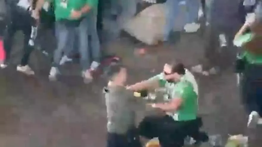 Batalla campal en los exteriores de La Cartuja antes del choque