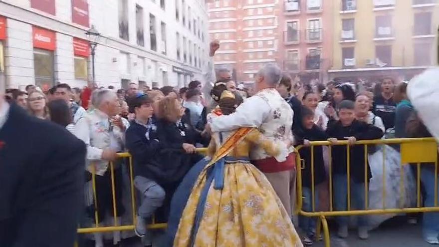Emotiva reacción de la falla Camí Nou al conocer que el jurado le había otorgado el primer premio de las Fallas de Alzira