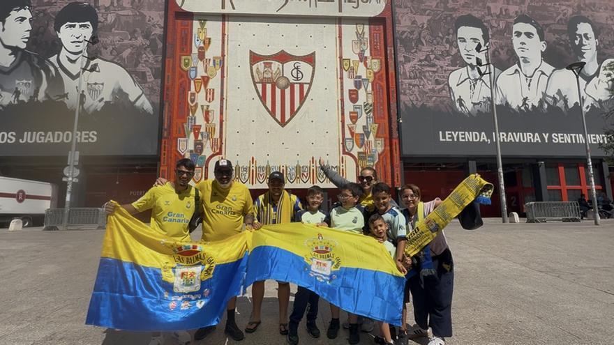 Aficionados de la UD Las Palmas animan a los jugadores en Sevilla: &quot;¡Sí se puede!&quot;