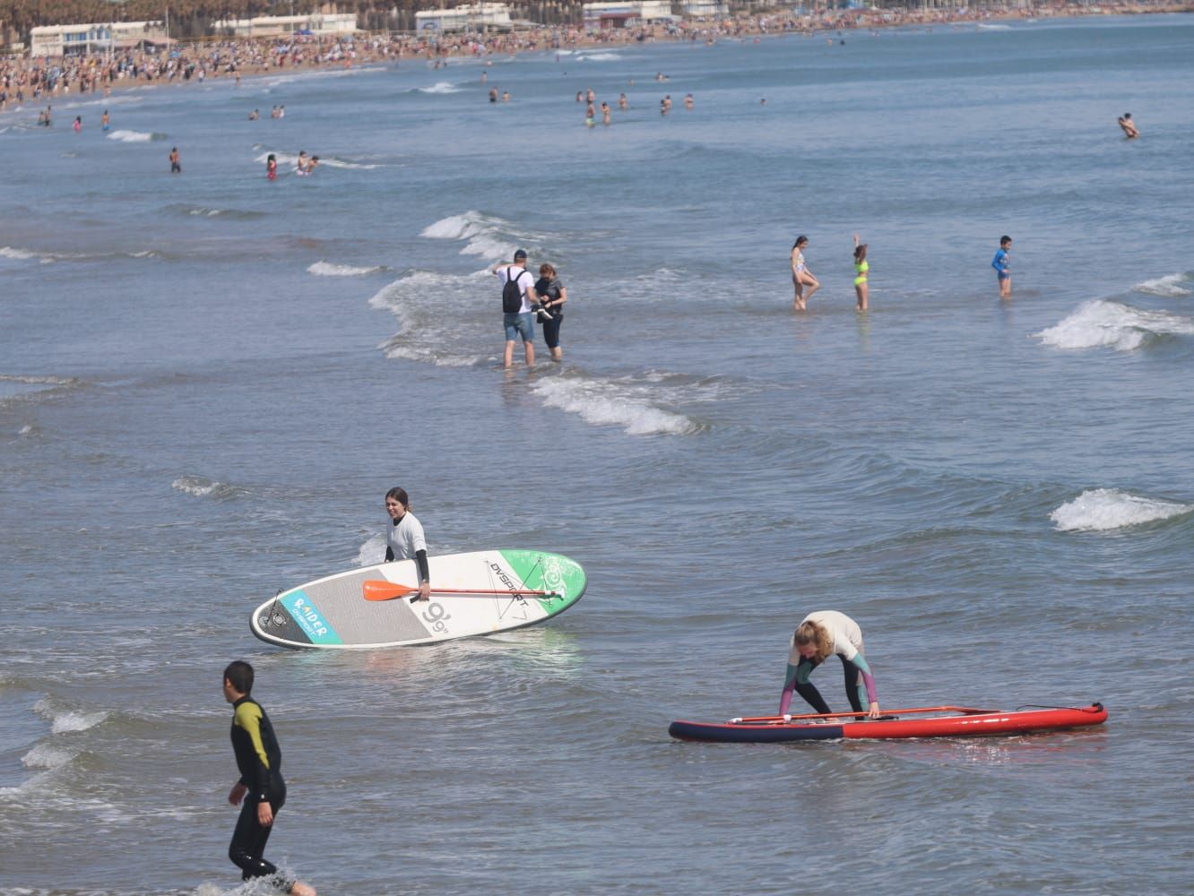 Primeros chapuzones del año en un domingo de sol y playa
