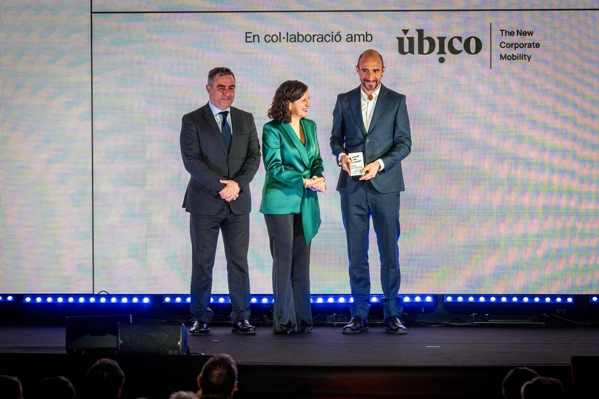 El consejero delegado de Openchip, Cesc Guim, recoge el premio a Empresa + Innovadora del 2025