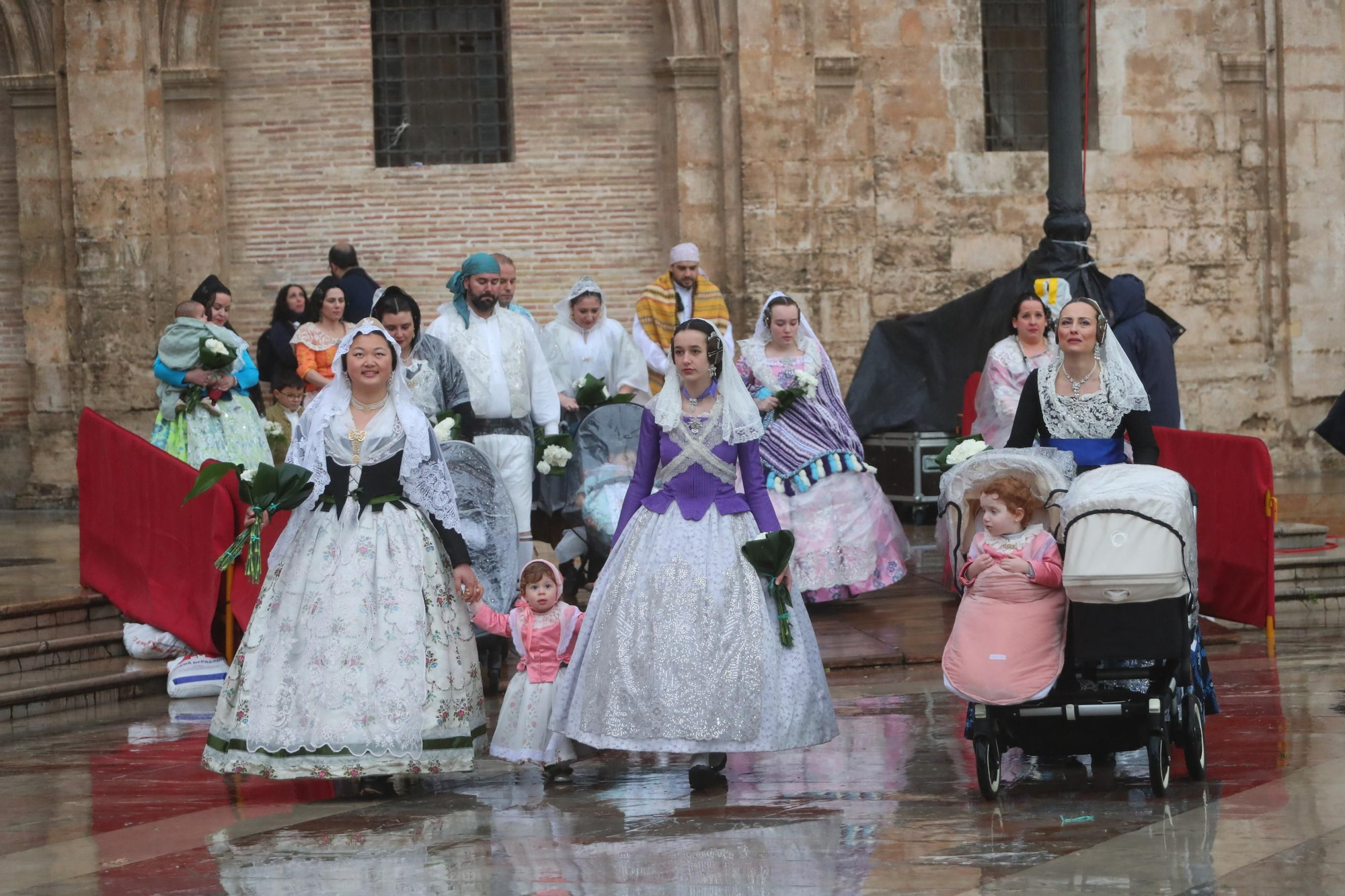 Búscate en el primer día de ofrenda por la calle de la Paz (entre las 18:00 a las 19:00 horas)