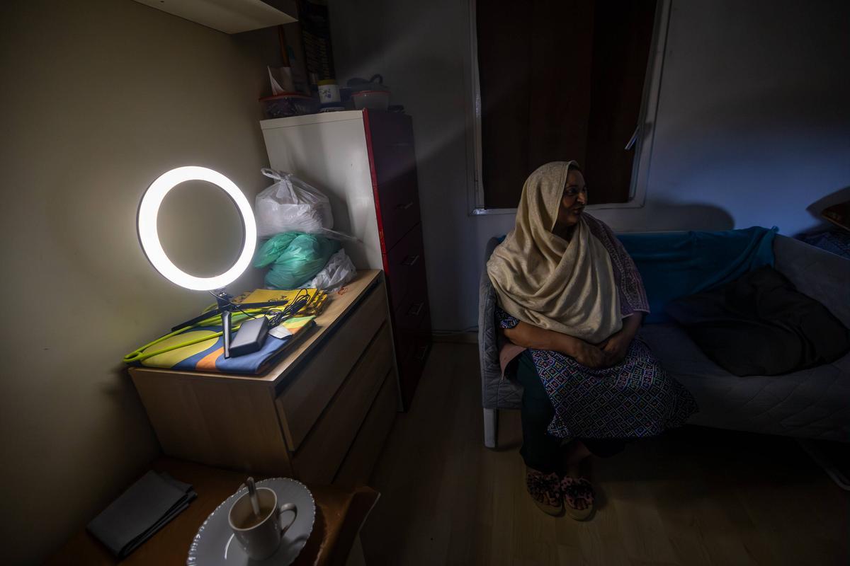 La mujer de Abdul Haq se alumbran con aros de luz que él consige en su tienda de electrónica.