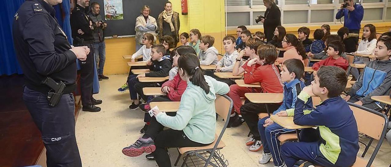 Agentes de la Policía Nacional informan sobre el &quot;bullying&quot; en un aula pontevedresa. // Rafa Vázquez