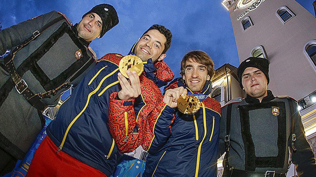 Jon Santacana (segundo por la derecha) y su guía, Miguel Galindo, posan con la medalla de oro conseguida en la prueba de descenso de los Juegos Paralímpicos de Sochi