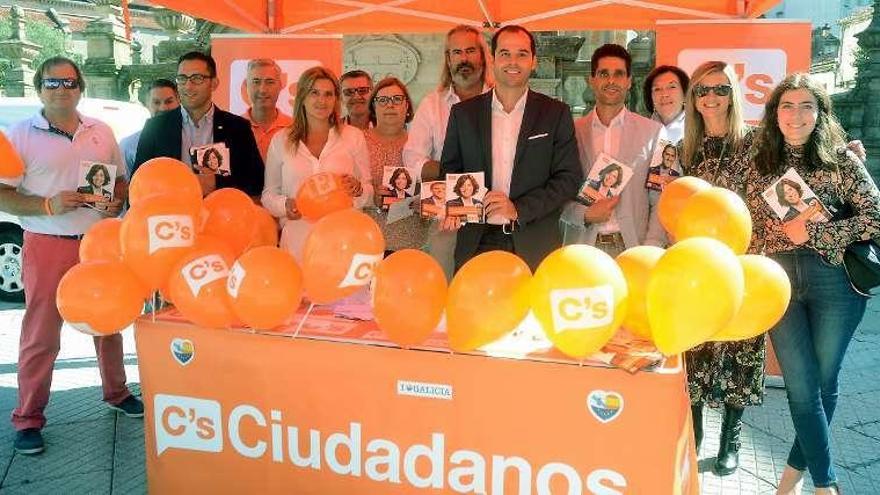 Ignacio Aguado con militantes de Ciudadanos. // R. Vázquez