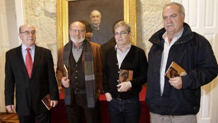 Sobrinos nietos de José Rodríguez de Vicente, ayer, en la presentación de la obra en Baiona.  // Jose Lores