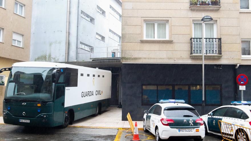 Trasladan en un bus al juzgado de Cambados a 12 detenidos en la operación contra la logística del narcotráfico